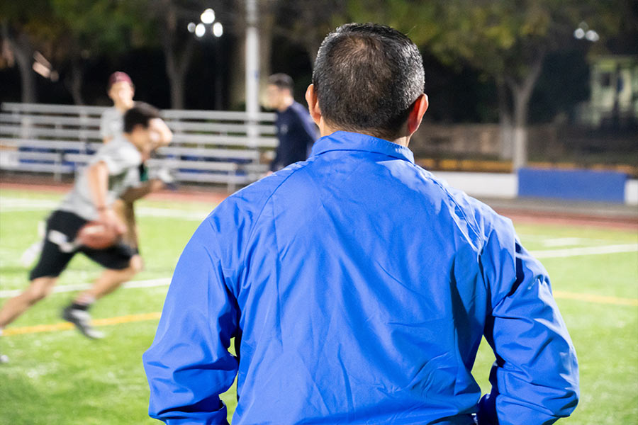 del Rio viendo una jugada en entrenamiento