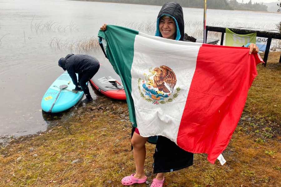 Anna sosteniendo la bandera mexicana