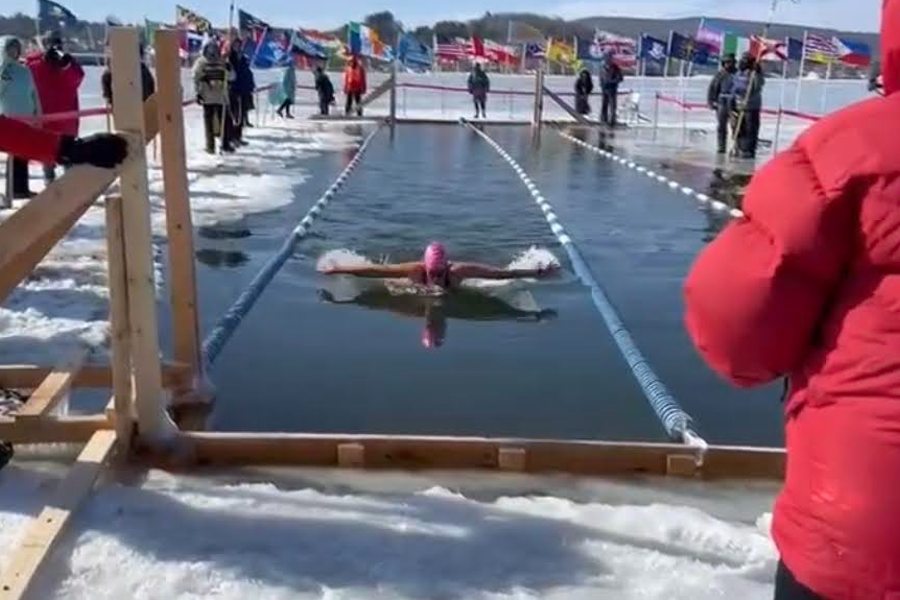 Anna nadando en aguas gélidas