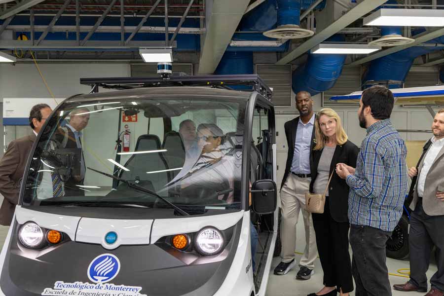 Una delegación de directivos y profesores de Rice University realizó un recorrido por varias áreas y laboratorios del Tec campus Monterrey.