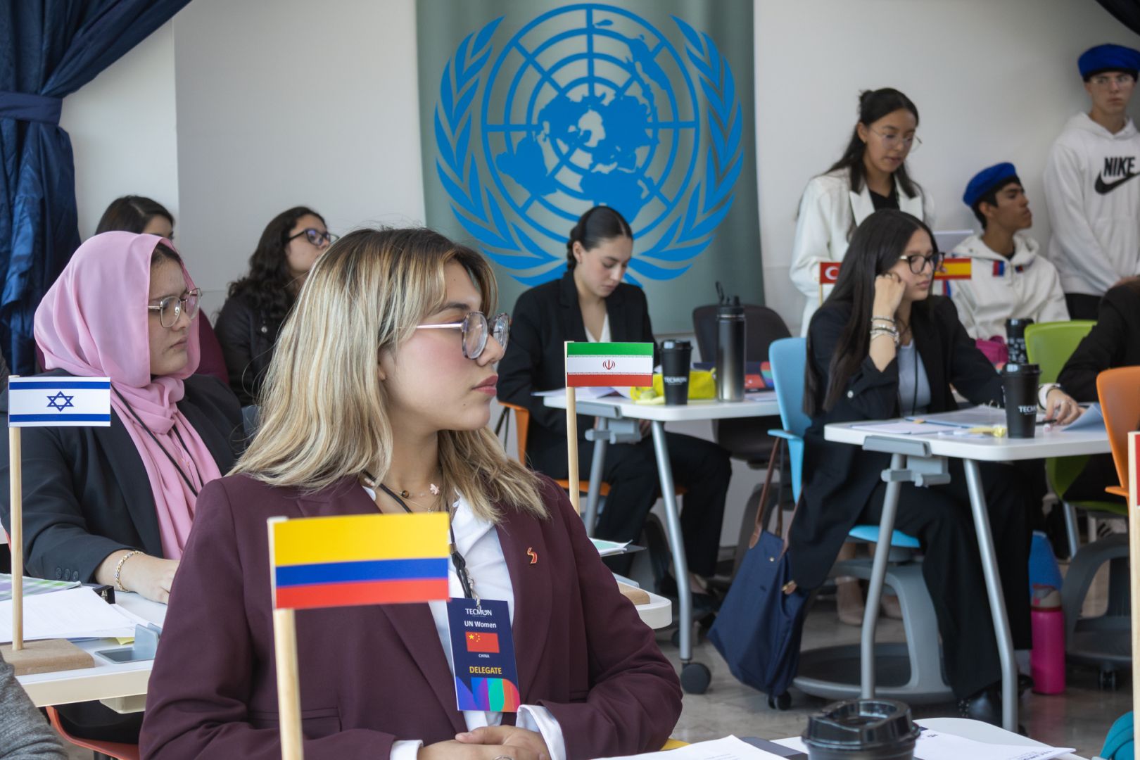 Delegados atentos en sesión