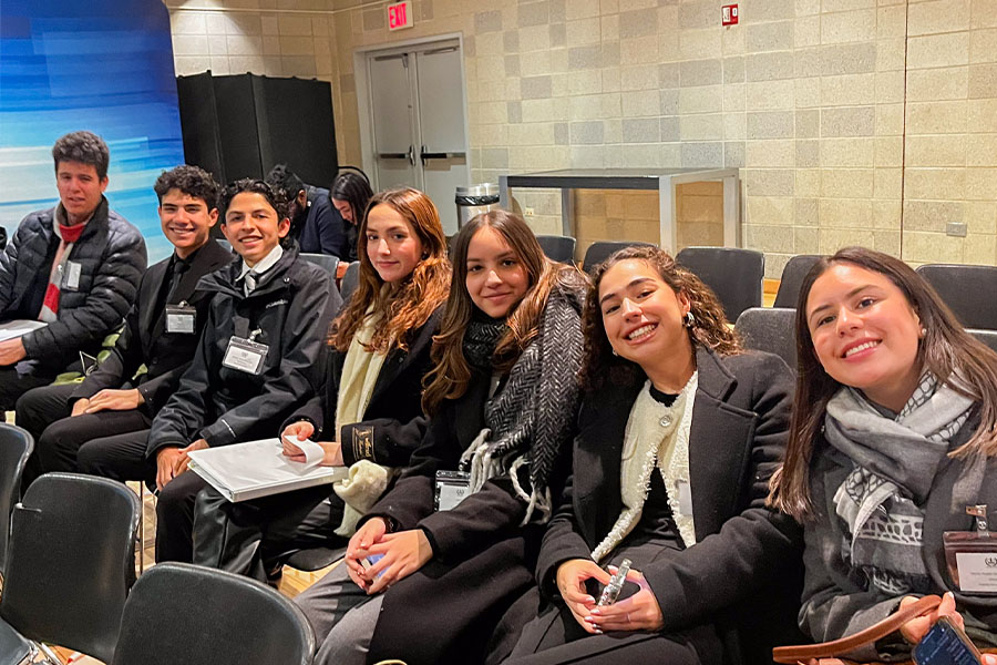 Delegados después de debatir