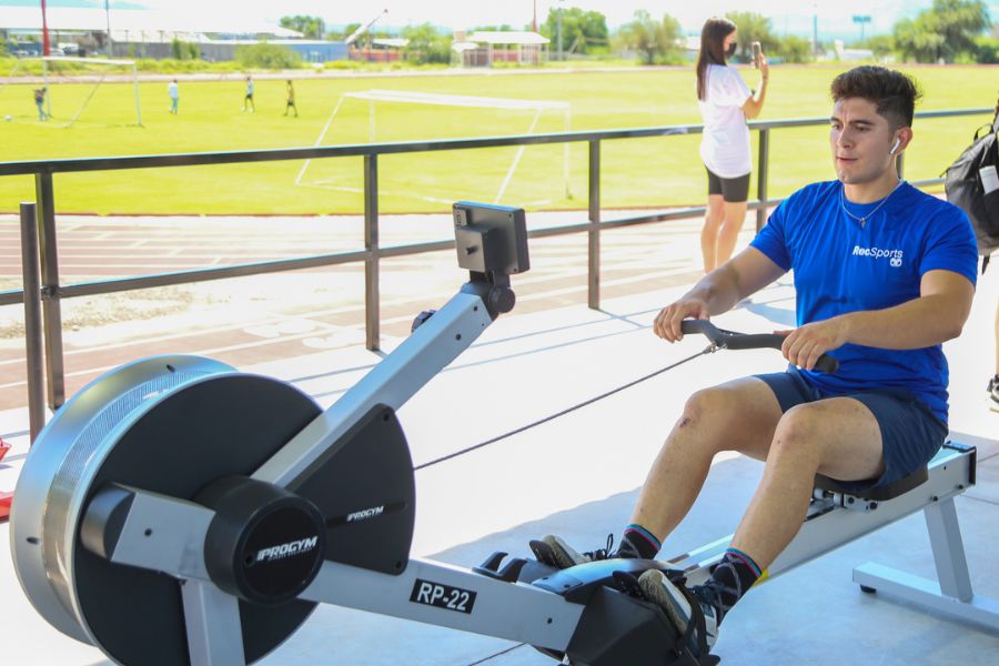 Estudiante utilizando la maquina remadora en el area de crossfit de tec campus sonora norte