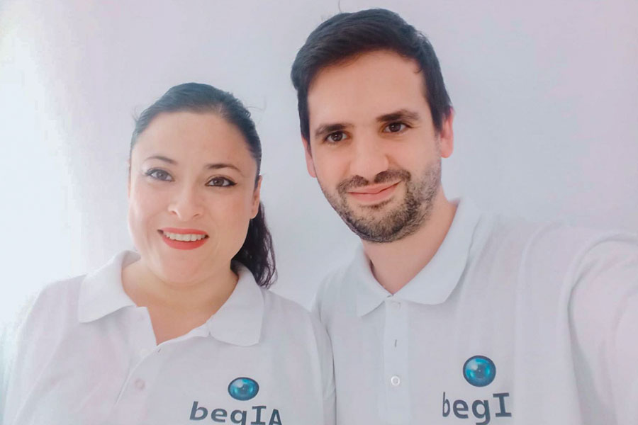 Igor García-Atutxa y Francisca Villanueva, los desarrolladores de la app 'begIA' app de prevención de ceguera