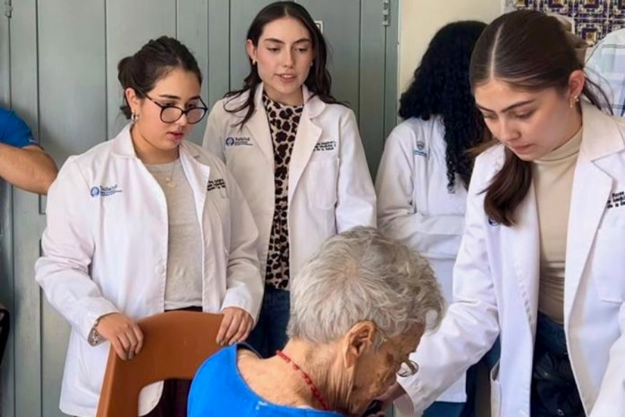 Desirée Reyes, estudiante de Medicina del Tec Chihuahua, realiza evaluación de salud a persona mayor en el asilo de la Asociación Guadalupana de Ayuda a Necesitados.
