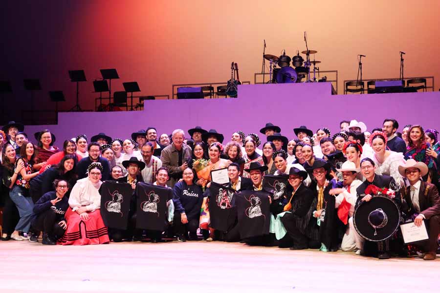 Integrantes de Grupo Raíces que se gradúan en última presentación en el Auditorio Luis Elizondo.