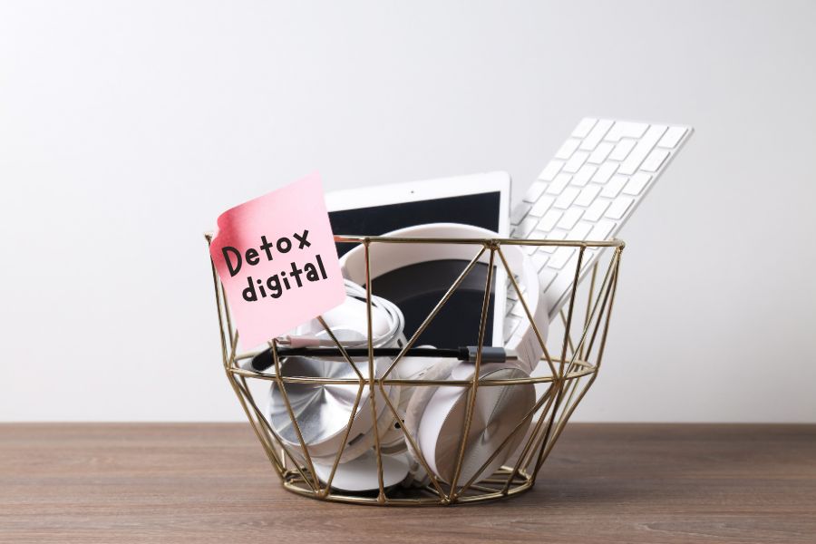 dispositivos electr&oacute;nicos guardados en un contenedor