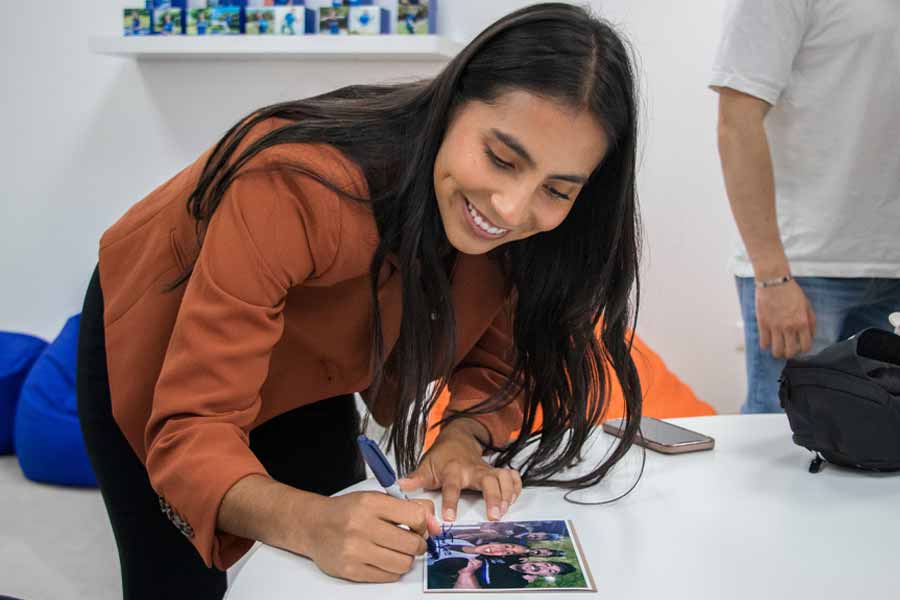 Diana Flores firma autógrafo Flag Football