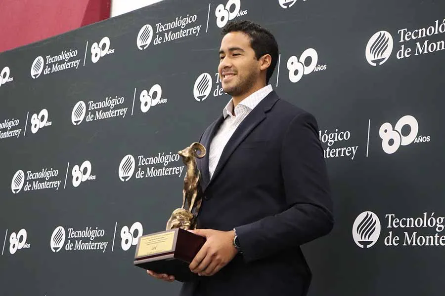 Diego Botín, ganador de Borrego de Oro en Desarrollo Profesional de la generación diciembre 2023.