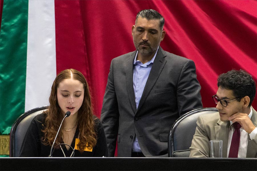 Estudiantes en Parlamento Juventudes Tec