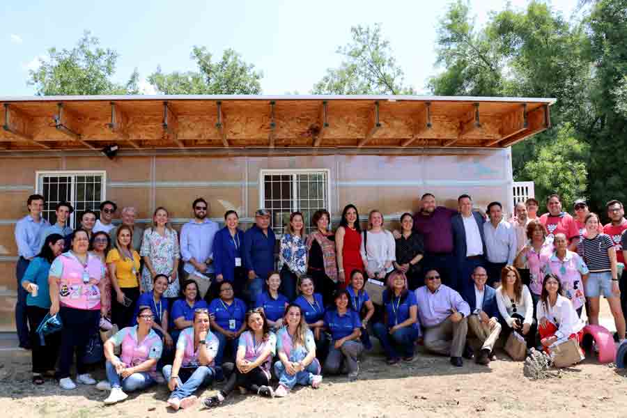 Comunidad del Tec y en general frente al aula del jardín de niños.  