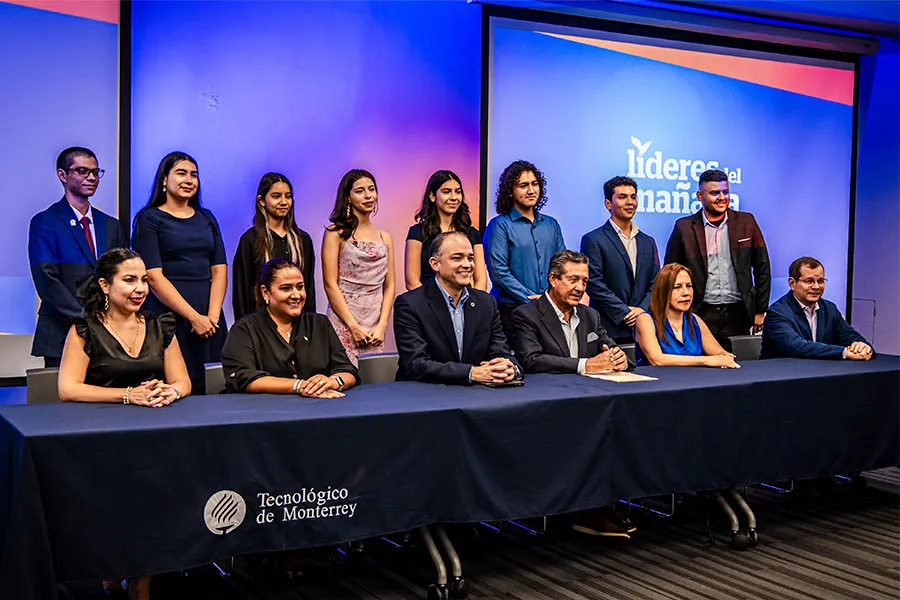 estudiantes-con-beca-del-100-por-ciento-en-el-tec-de-monterrey-campus-laguna-junto-con-directivos
