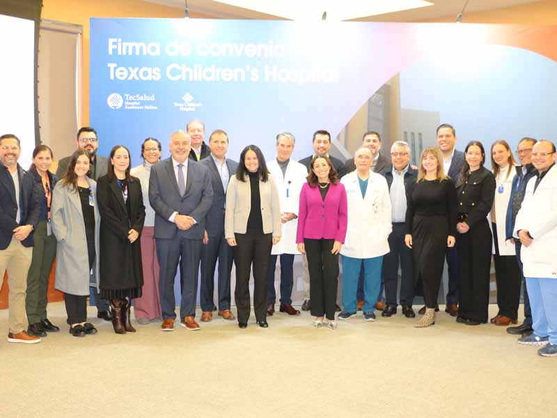 Directivos y representantes de TecSalud y el Texas Children's Hospital.