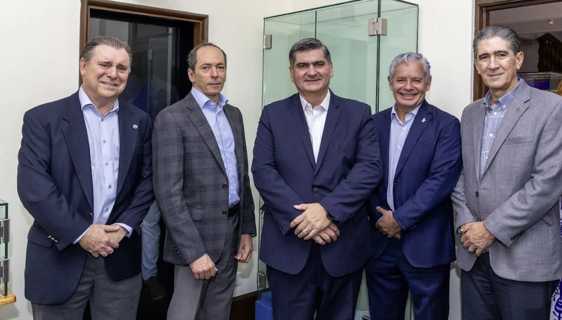 De izquierda a derecha: Cícero Willis, director del Centro Eugenio Garza Sada: Federico Garza Santos, presidente del Consejo del Centro Eugenio Garza Sada; David Garza, rector y presidente ejecutivo del Tec de Monterrey; Mario Adrián Flores, vicepresidente de la Región Monterrey del Tec; y Victor Gutiérrez, vicepresidente de Operaciones del Tec. Foto: Kevin Chaires.