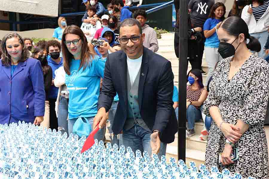 El director Randall comparte cupcakes con la comunidad