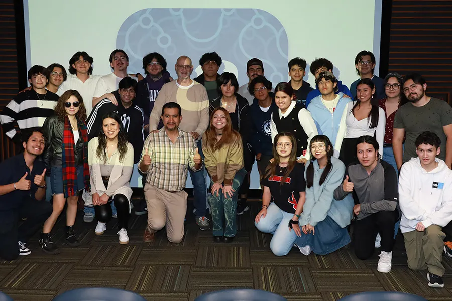 Estudiantes y profesores tras la clase magistral de Jacques-Diego Losa en el Tec campus Estado de México.