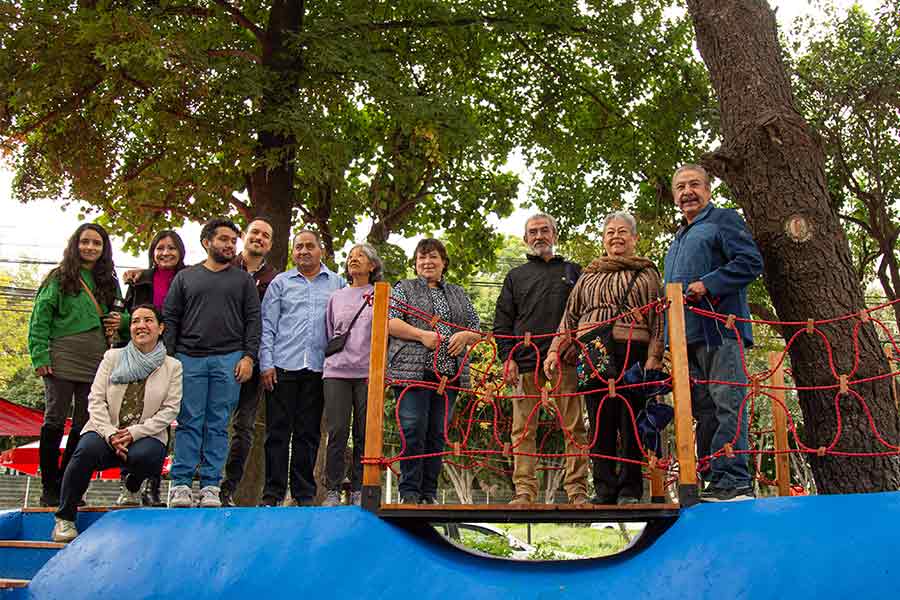 Estudiantes y vecinos en inauguración del Parque Flores Magón