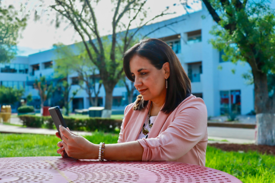 La docente de Derecho de la Escuela de Ciencias Sociales y Gobierno del Tec campus Chihuahua en charla con CONECTA.