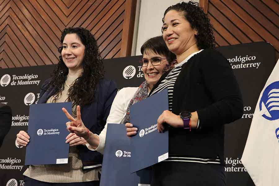 Los docentes galardonador recibieron un reconocimiento de manos de las autoridades de la institución.