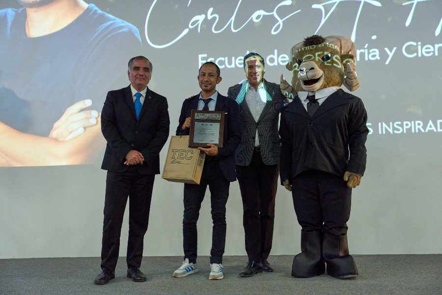 Recibió el reconocimiento de manos de autoridades del campus Puebla