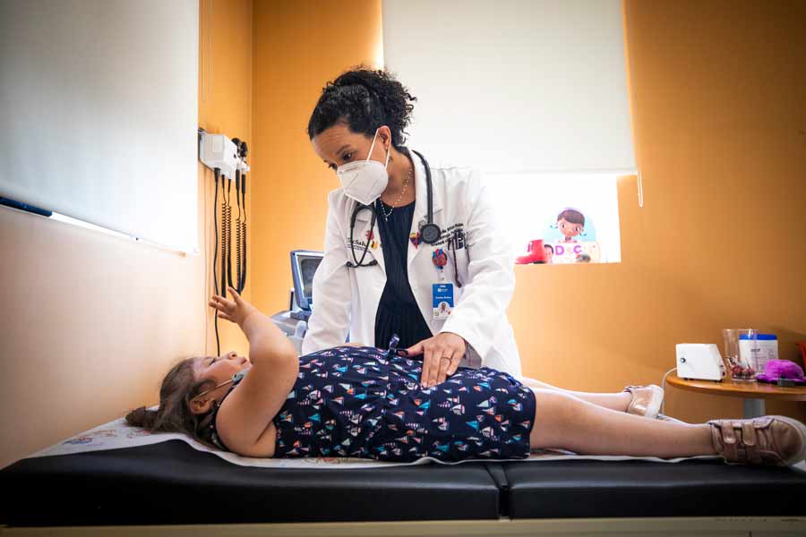 La Dra. Cecilia Britton atiende a niños de familias de escasos recursos a través del programa Corazones Invencibles.