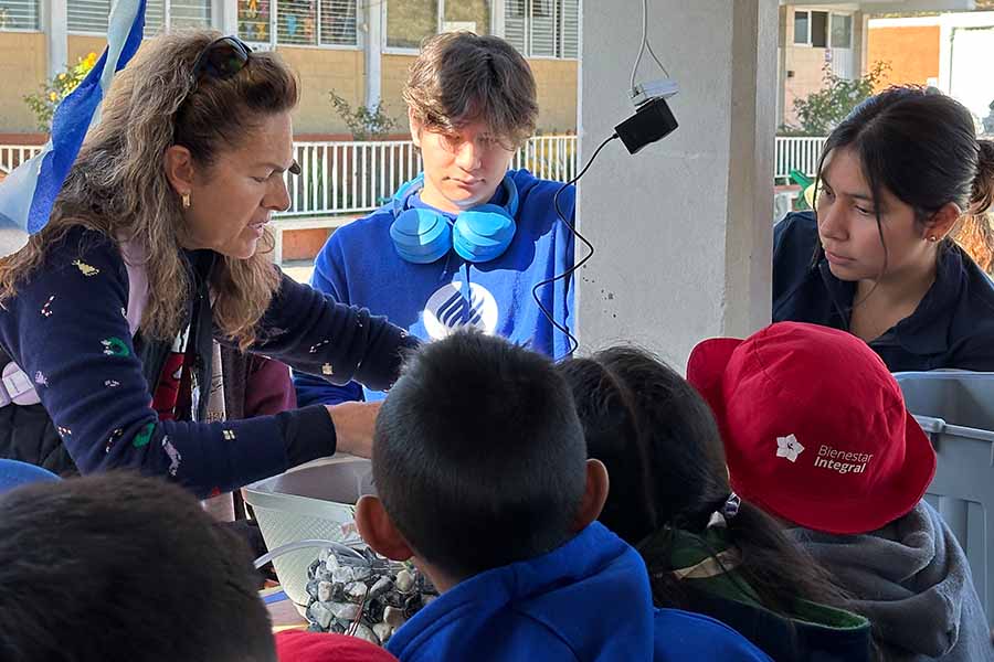 La profesora María Bárbara Salinas y estudiantes de PrepaTec Esmeralda presentando los sistemas de riego automáticos.