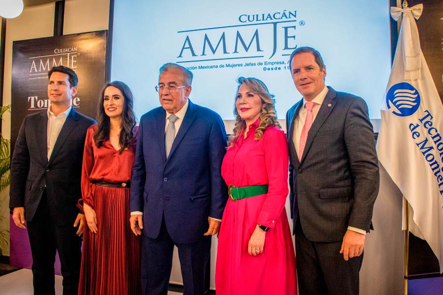 Dorina junto a personalidades del estado de sinaloa durante toma de protesta