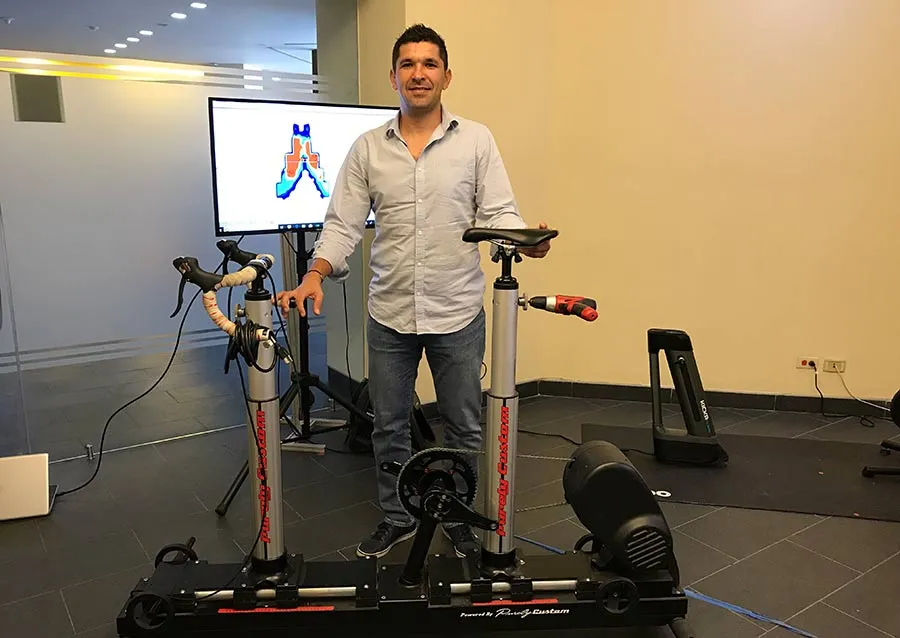 Dr. Benito Flores, especialista en biomecánica y parte del equipo que asesoró a Egan Bernal.