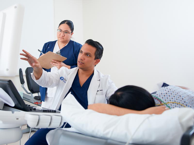 Cardiólogo del Hospital Zambrano Hellion diagnosticando a un paciente.