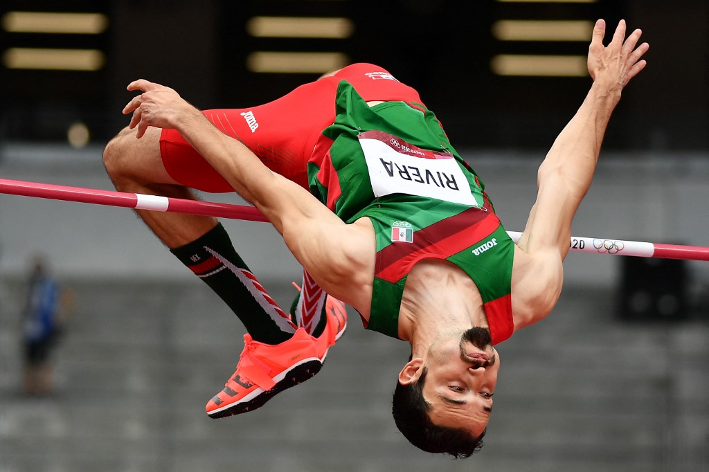 Edgar Rivera compitiendo en salto de altura en los Juegos Olímpicos de Tokio 2020