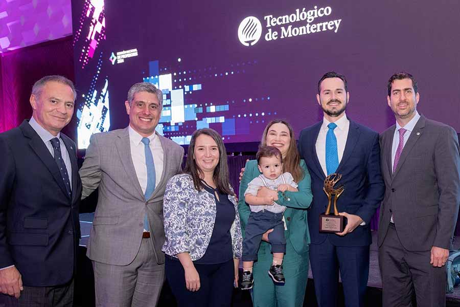 Eduardo Aguiñaga, profesor de EGADE Business School del Tec de Monterrey, en entrega del Premio Profesor Inspirador. 