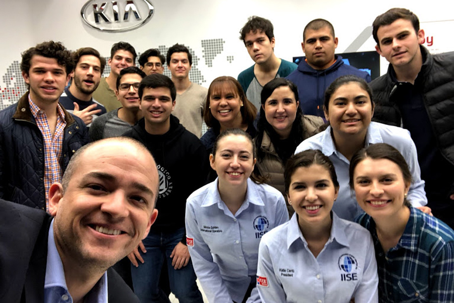 Eduardo con grupo de alumnos en empresa KIA