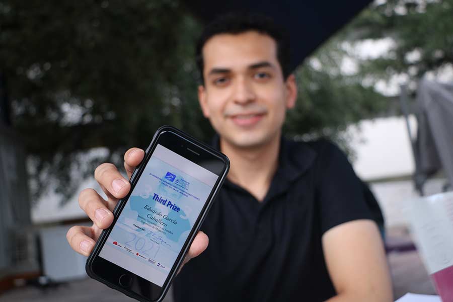 El estudiante de Ingeniería en Mecatrónica muestra el reconocimiento digital que obtuvo en la competencia.