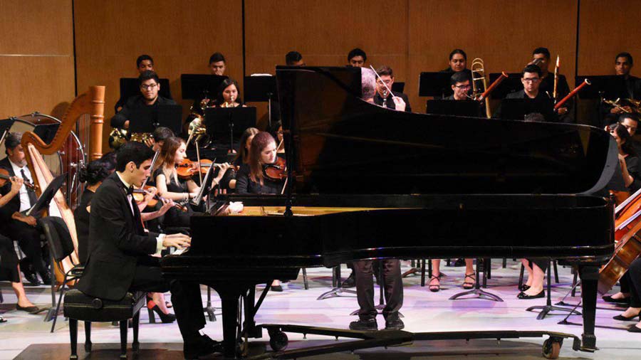 eduardo tocando el piano