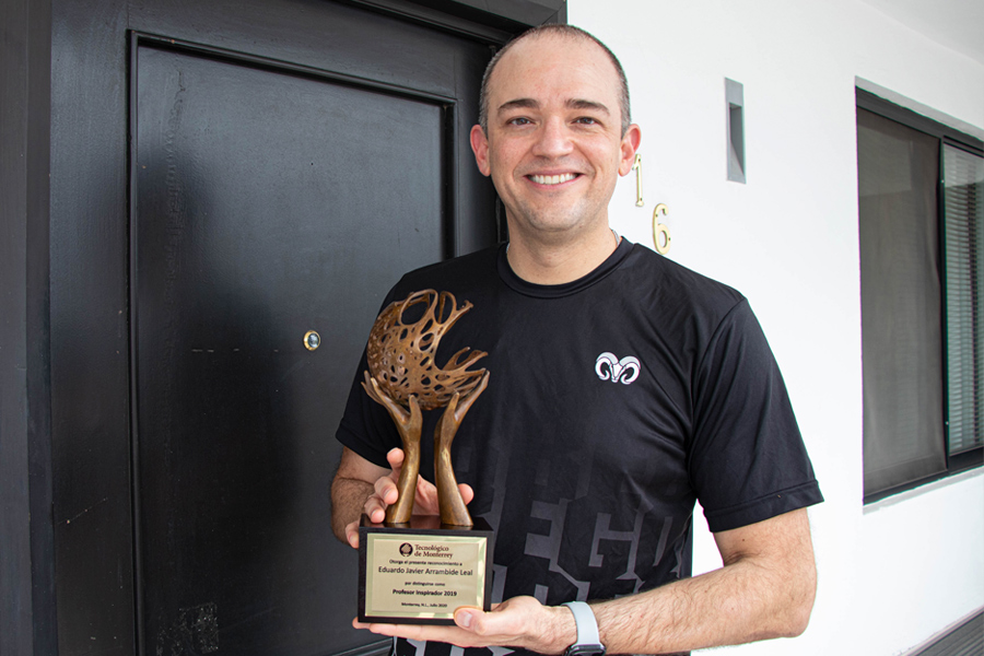 Eduardo sosteniendo el premio