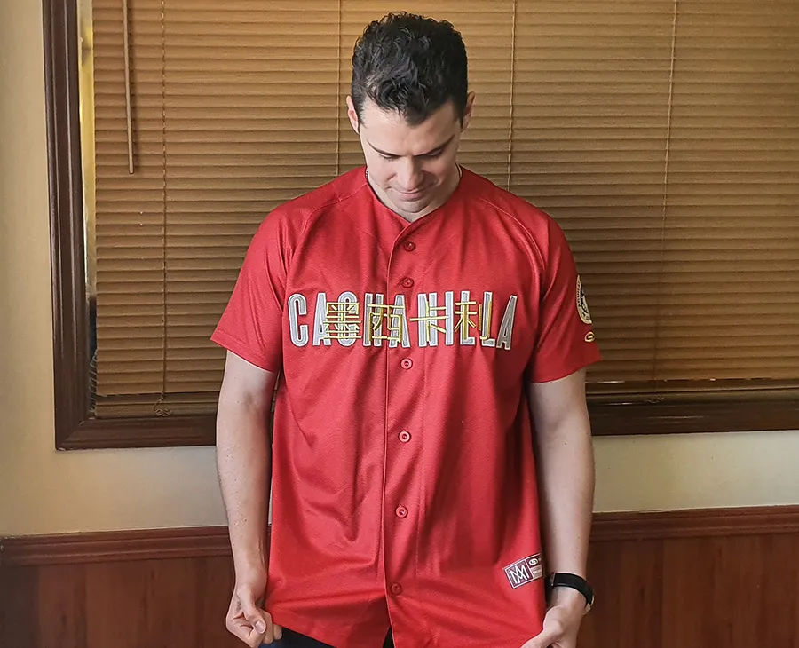 Sergio Dipp con su jersey de Mexicali