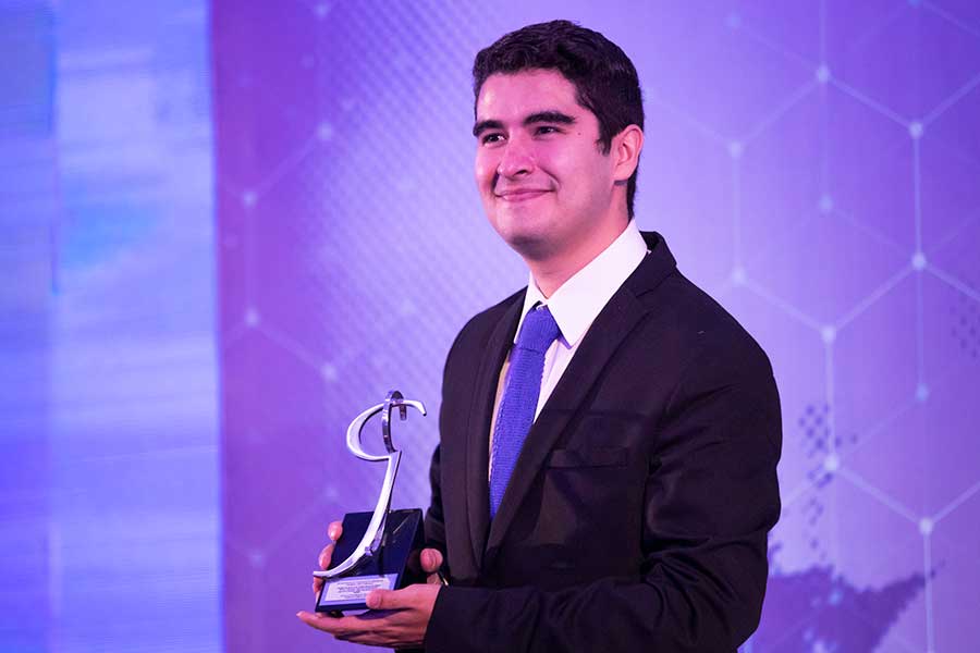 Egresado Tec gana beca para estudiar en Stanford