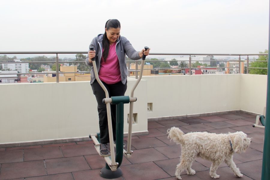 Mujer haciendo ejercicio en aparato