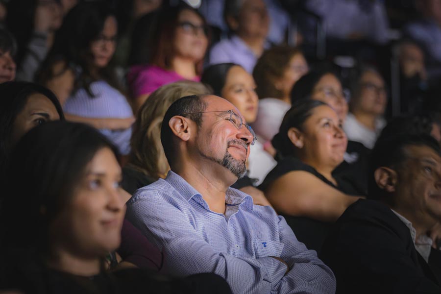 Hombre sonríe durante documental de "Eugenio".