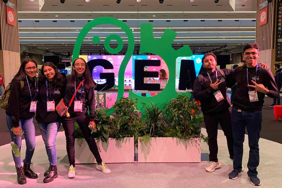 El equipo reunido para la competencia en París.