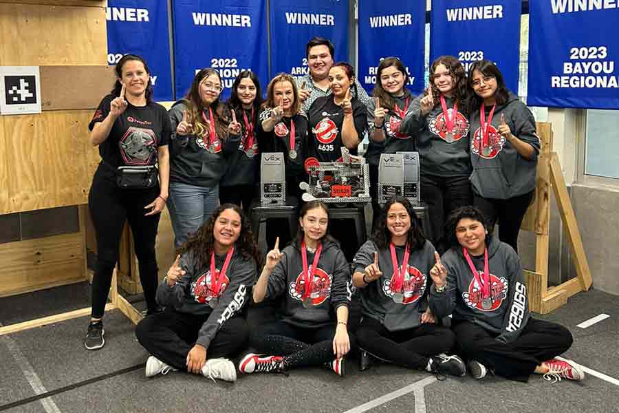 El equipo femenil de Botbusters en el taller de PrepaTec Eugenio Garza Sada.