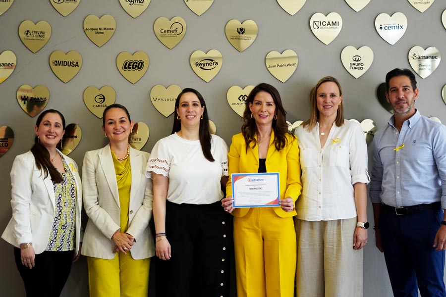 Integrantes de AMANEC y PrepaTec Monterrey posan con el "Corazón Dorado" en las instalaciones de la asociación.