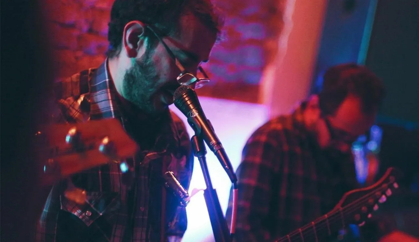 El egresado y EXATEC tocando la guitarra