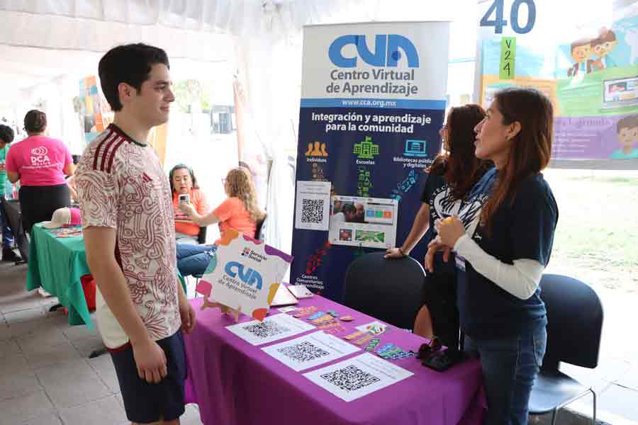 El servicio social se debe de realizar junto al horario académico.