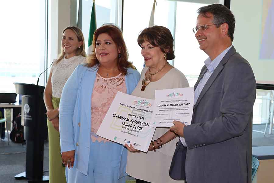 Elianny Magdalena Segura Martínez, directora del CBTIS 99, ganadora de la categoría Liderazgo Eficaz.