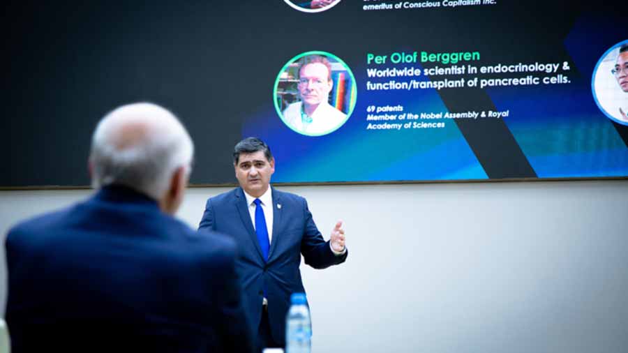 Durante la visita, realizada el 7 de diciembre en el auditorio de la Biblioteca del Campus Monterrey, el embajador participó en un conversatorio con José Antonio Fernández, presidente del Consejo Directivo del Tec