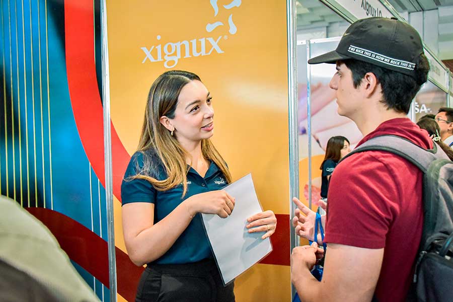 Reclutadora de la empresa XIgnux con estudiante del campus Monterrey