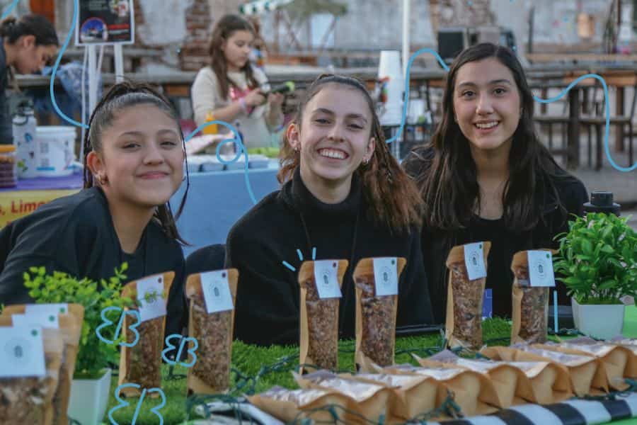 Emprendedoras en bazar Emprende con Causa.