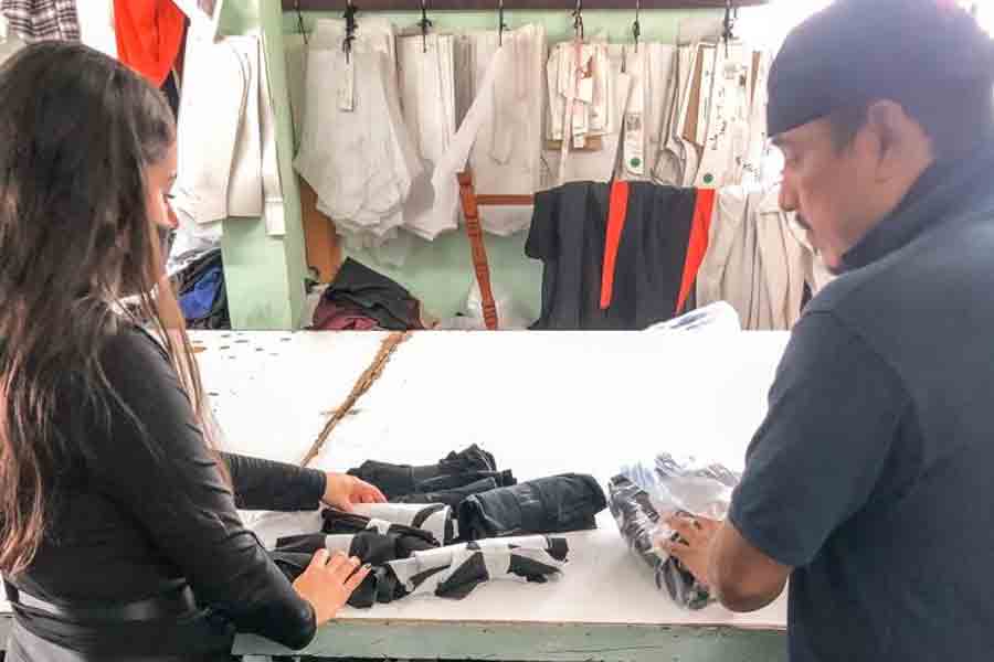 Emprendedora crea línea de ropa reciclada con PET