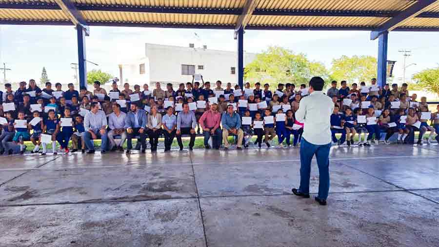 Alberto Guajardo dando cursos en escuela